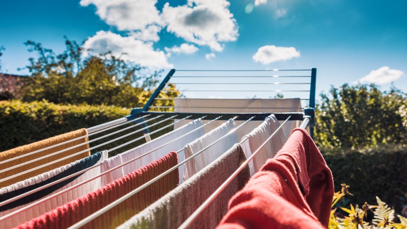 gekleurde was buiten opgehangen 